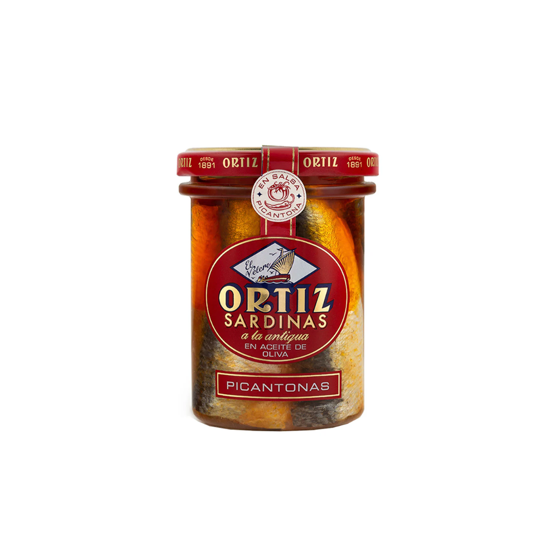 Tarro de cristal con sardinas Ortiz a la antigua en aceite de oliva, variedad picantonas, tapa roja con etiqueta clásica